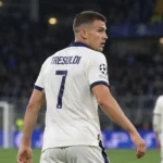Nicolo Tresoldi in het witte Club Brugge-shirt op het veld.
