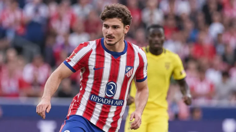 Een speler van Atlético Madrid in een rood-wit gestreept shirt tijdens een wedstrijd.