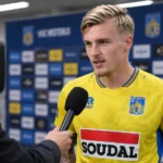 Norman Bassette van KVC Westerlo tijdens een interview naast het veld.