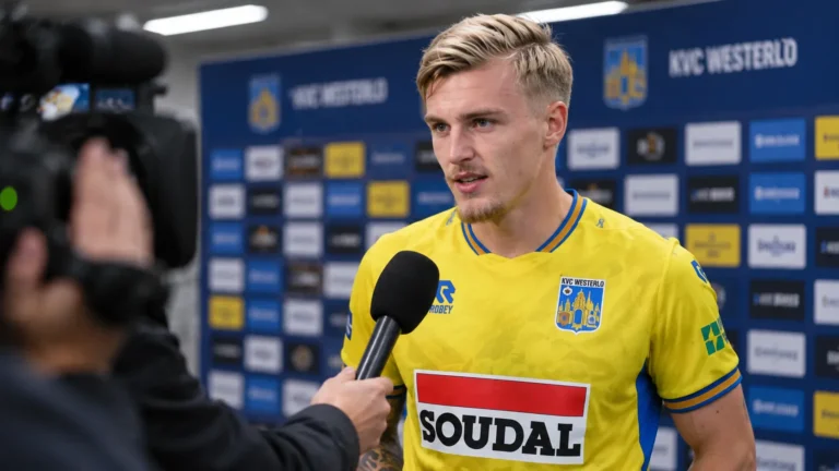Norman Bassette van KVC Westerlo tijdens een interview naast het veld.
