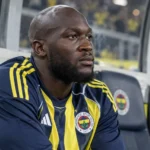 Romelu Lukaku zit geconcentreerd op de bank van Fenerbahçe.