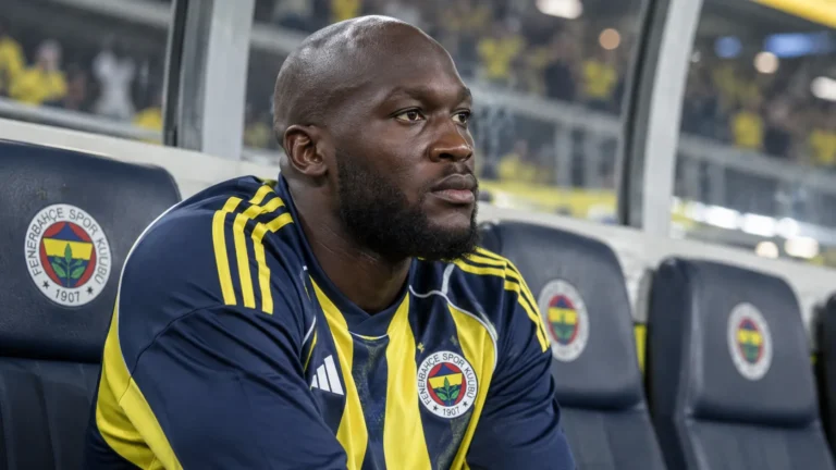 Romelu Lukaku zit geconcentreerd op de bank van Fenerbahçe.
