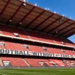 De overdekte hoofdtribune met rode zitplaatsen in het stadion van Standard.