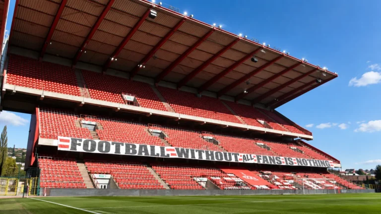 De overdekte hoofdtribune met rode zitplaatsen in het stadion van Standard.