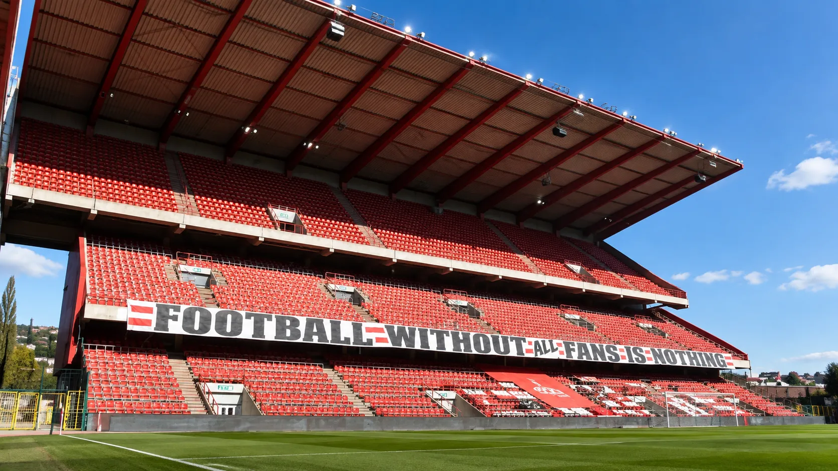 De overdekte hoofdtribune met rode zitplaatsen in het stadion van Standard.