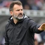 Ivan Leko geeft aanwijzingen vanaf de zijlijn in een voetbalstadion.