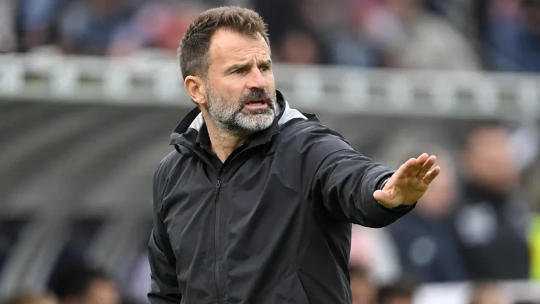 Ivan Leko geeft aanwijzingen vanaf de zijlijn in een voetbalstadion.