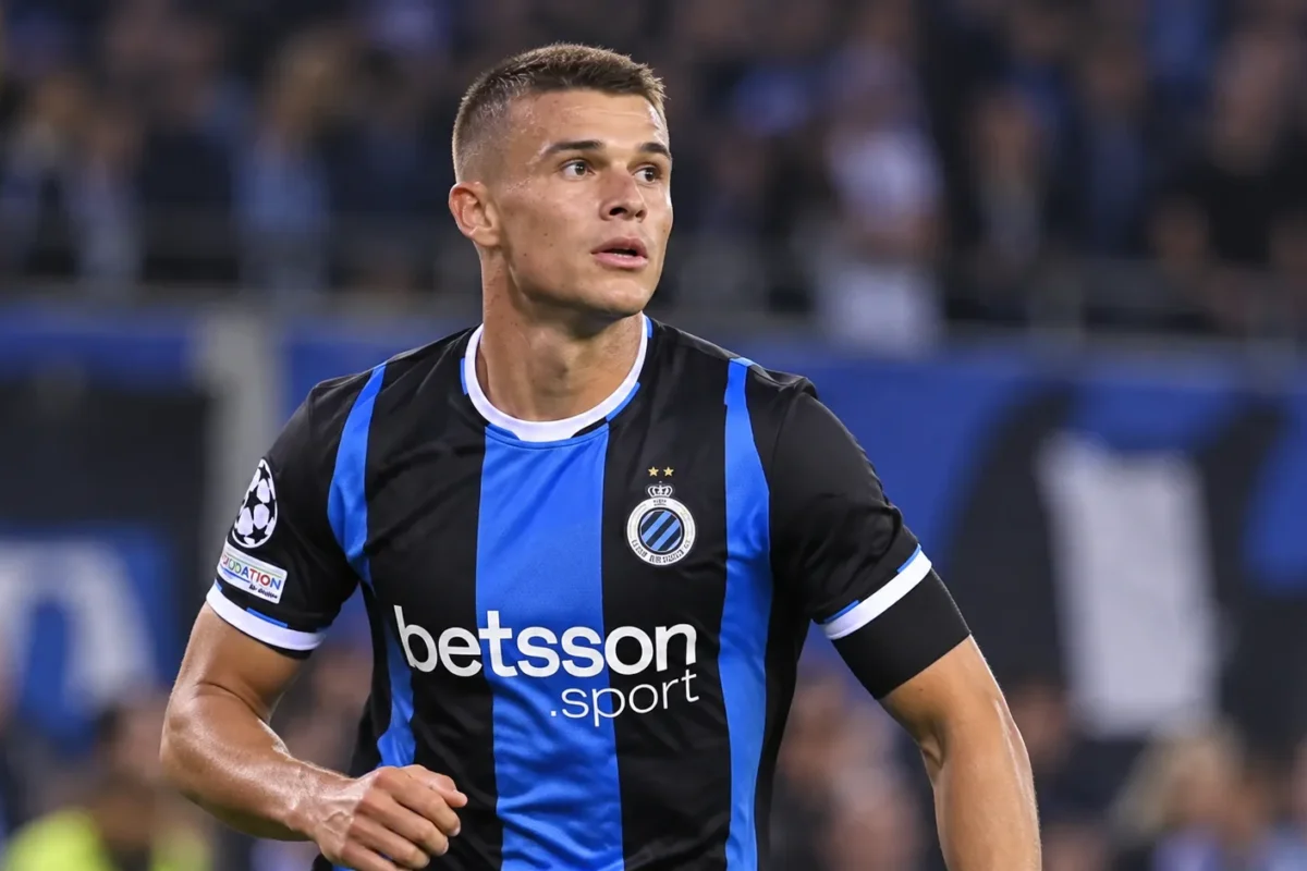 Nicolo Tresoldi in het zwart-blauwe shirt van Club Brugge op het veld.