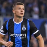 Nicolo Tresoldi in het zwart-blauwe shirt van Club Brugge op het veld.
