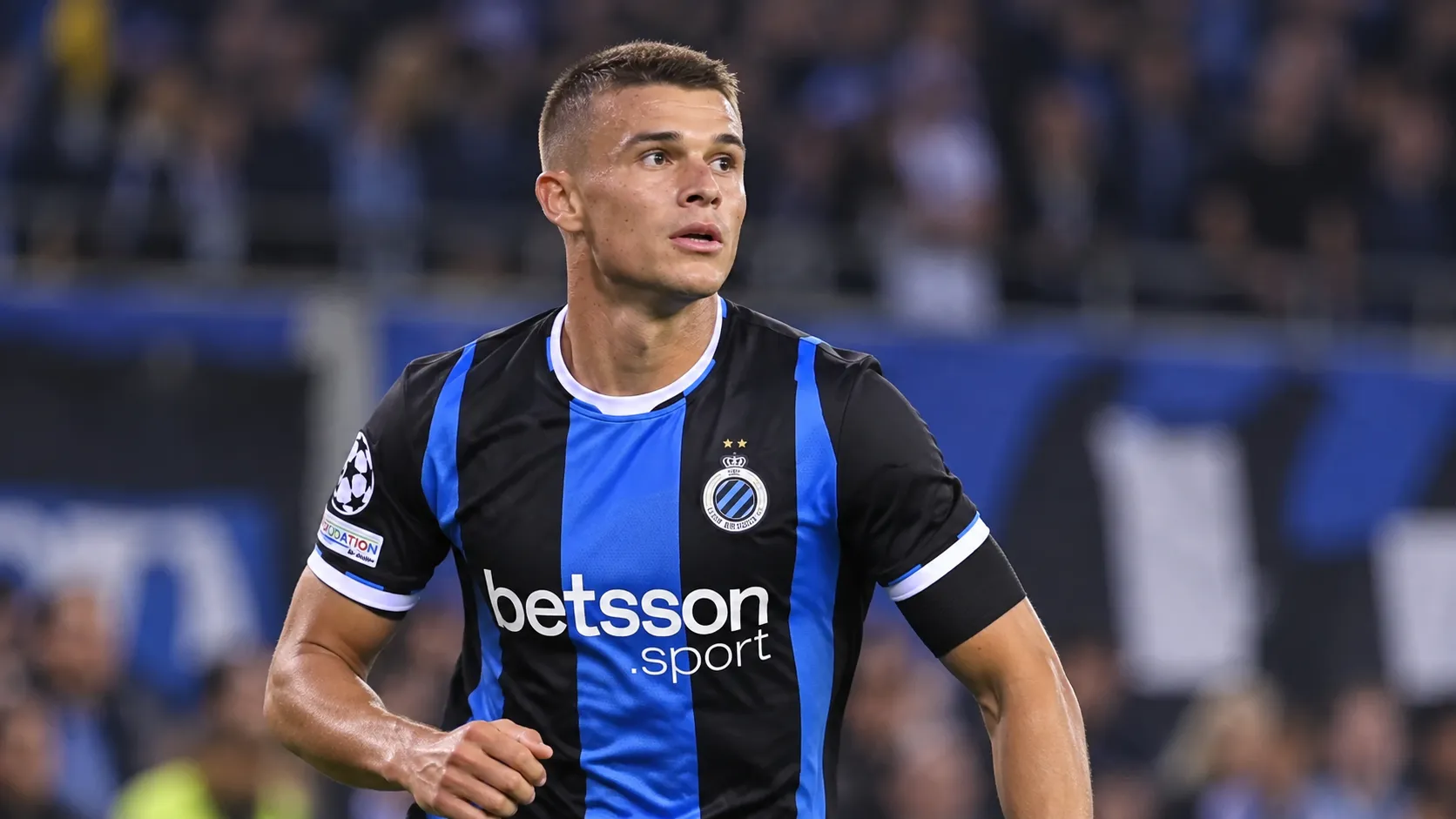 Nicolo Tresoldi in het zwart-blauwe shirt van Club Brugge op het veld.