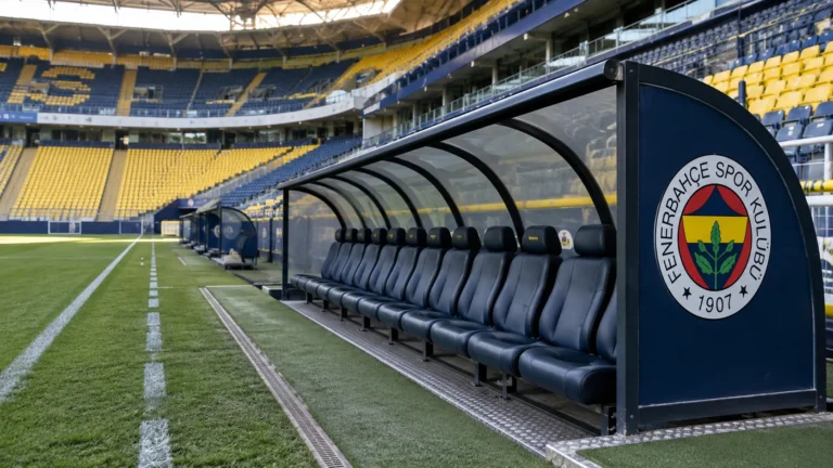 Lege technische zone langs het veld met een Fenerbahçe-embleem op het zijpaneel van de dug-out.