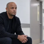 Vincent Kompany zit in een rustige ziekenhuisgang tijdens een medisch onderzoek.