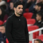 Mikel Arteta staat na de wedstrijd in de technische zone van een stadion.
