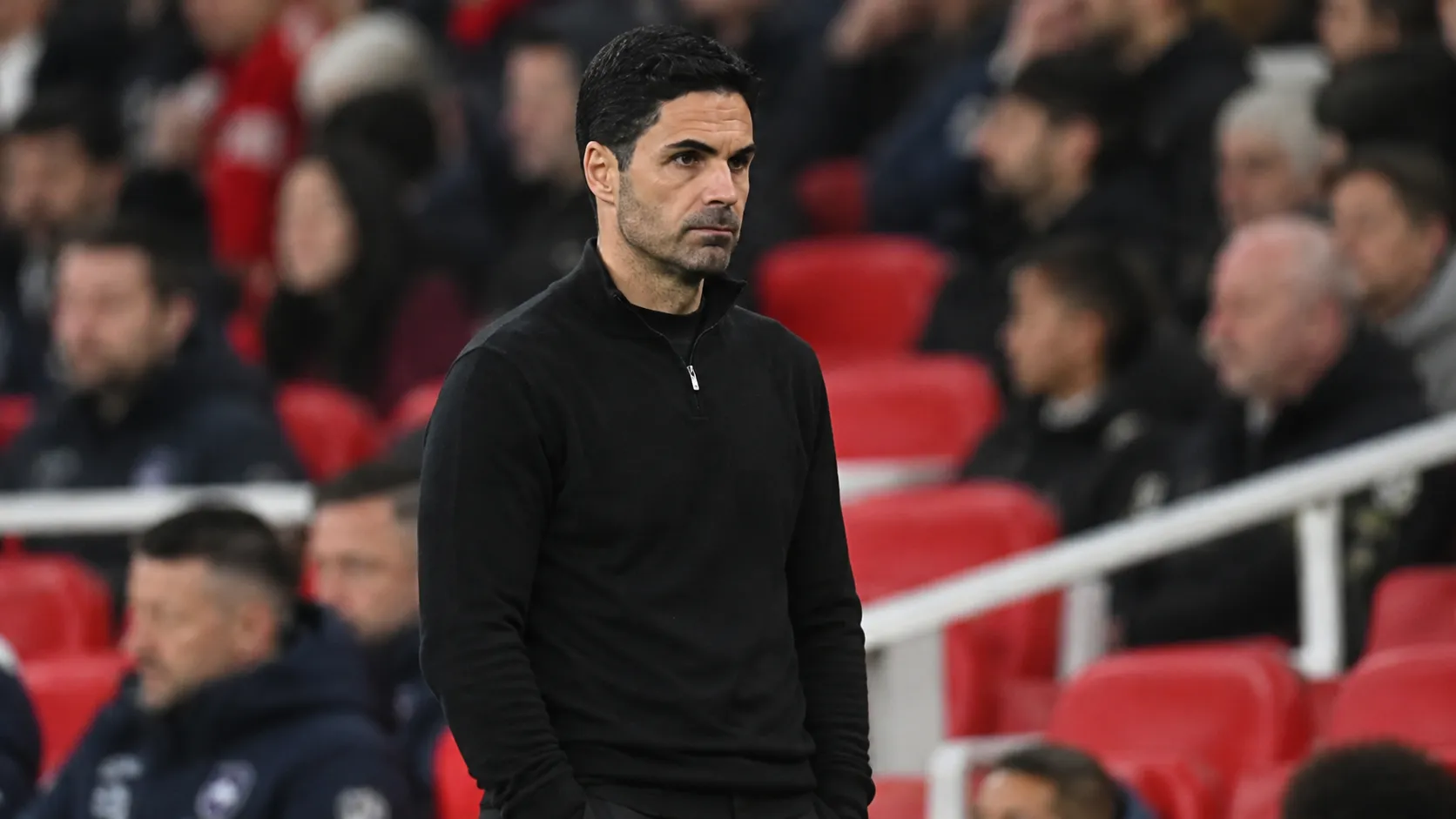Mikel Arteta staat na de wedstrijd in de technische zone van een stadion.