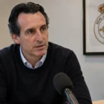 Unai Emery tijdens een rustig interview met een ingelijst embleem van Real Unión op de achtergrond.