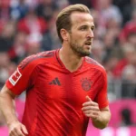 Harry Kane in het rode shirt van Bayern München tijdens een wedstrijd.
