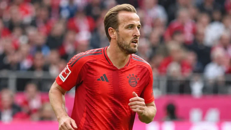 Harry Kane in het rode shirt van Bayern München tijdens een wedstrijd.