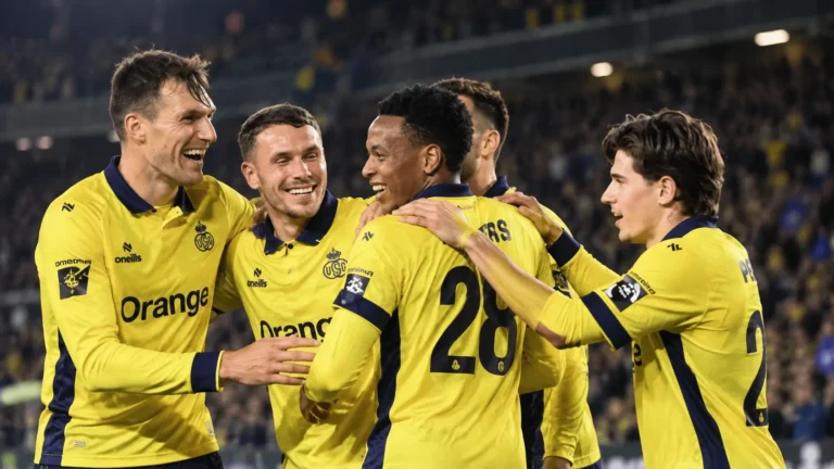 Een groep spelers in gele en donkerblauwe tenues verzamelt zich op het veld.