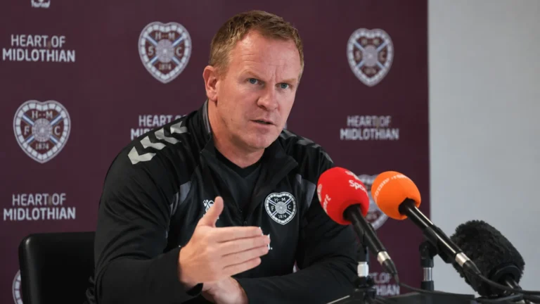 Wouter Vrancken tijdens een persmoment van Hearts voor de wedstrijd tegen Rangers.
