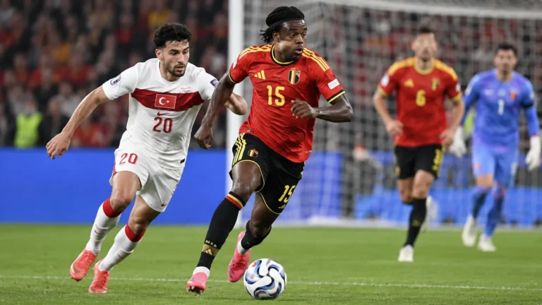 Nathan Ngoy in het Belgische tenue tijdens een duel met een Turkse tegenstander.