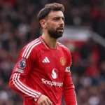 Bruno Fernandes in een rood Manchester United-shirt op het voetbalveld.