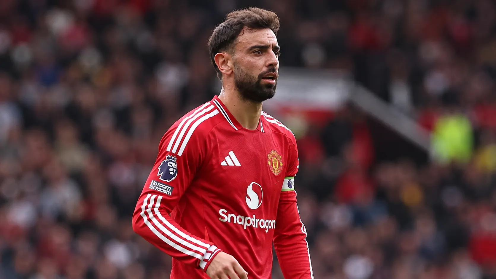 Bruno Fernandes in een rood Manchester United-shirt op het voetbalveld.