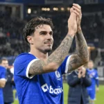 Tiago Araújo applaudisseert na een wedstrijd van KAA Gent op het veld.