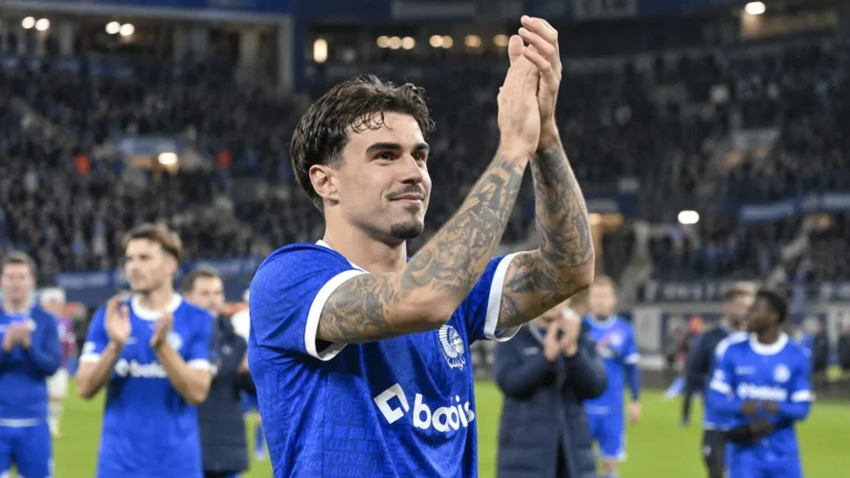 Tiago Araújo applaudisseert na een wedstrijd van KAA Gent op het veld.