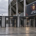 Lege ingang van een stadion met een vast Copa del Rey-wedstrijdinformatiebord.