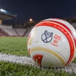 Een Copa del Rey-bal ligt op de zijlijn van een leeg voetbalveld.