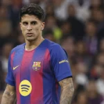 Een Barcelona-speler in blauw-rood wedstrijdshirt kijkt geconcentreerd tijdens een wedstrijd in het stadion.