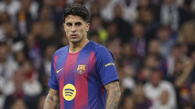Een Barcelona-speler in blauw-rood wedstrijdshirt kijkt geconcentreerd tijdens een wedstrijd in het stadion.