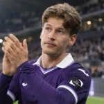 Yari Verschaeren applaudisseert in het paarse tenue van Anderlecht.