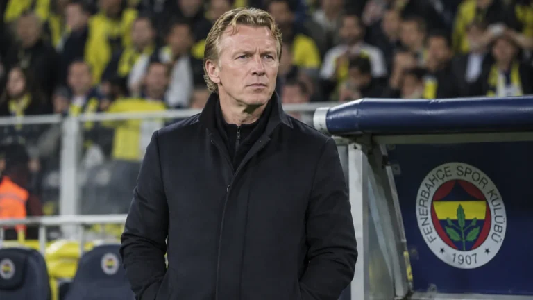 Dirk Kuyt in neutrale jas in de technische zone van Fenerbahçe.