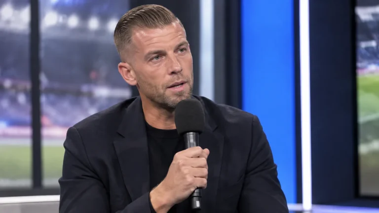 Toby Alderweireld spreekt tijdens een voetbalinterview in een televisiestudio.
