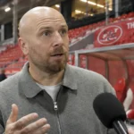 Matt Lawlor spreekt na de bekerwedstrijd in een Fleetwood Town-stadion.