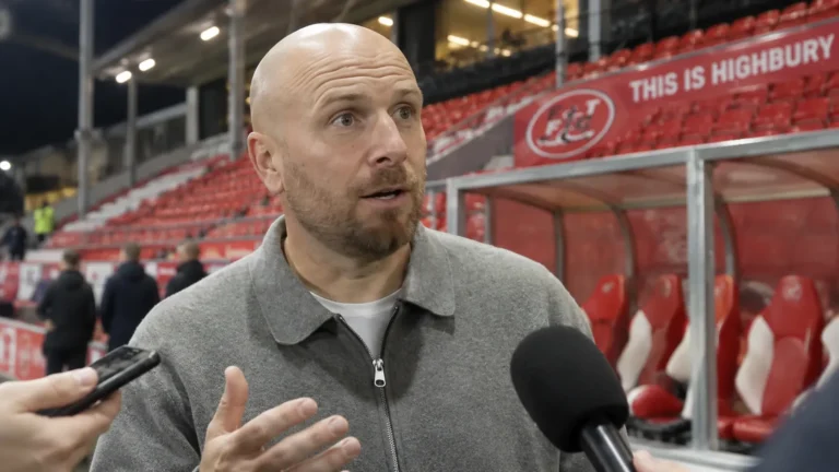 Matt Lawlor spreekt na de bekerwedstrijd in een Fleetwood Town-stadion.