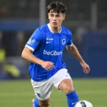 Een speler van Jong Genk in blauw wedstrijdtenue tijdens een Youth League-duel.