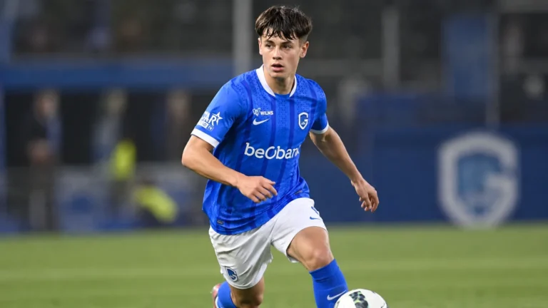 Een speler van Jong Genk in blauw wedstrijdtenue tijdens een Youth League-duel.