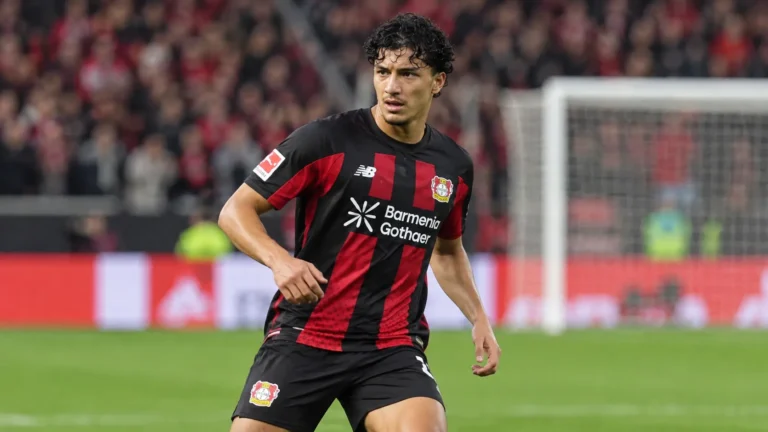 Ibrahim Maza van Bayer Leverkusen tijdens een wedstrijd op het veld.