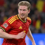 Kevin De Bruyne in het rode tenue van de Rode Duivels tijdens een interland op het veld.