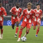 Een groep Bayern München-spelers in rood-witte tenues tijdens een wedstrijdmoment.