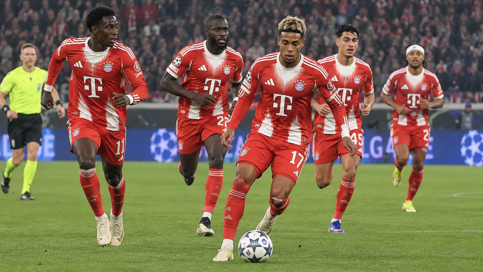 Een groep Bayern München-spelers in rood-witte tenues tijdens een wedstrijdmoment.