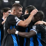 Club Brugge-spelers vieren samen op het veld tijdens een Europese avondwedstrijd.