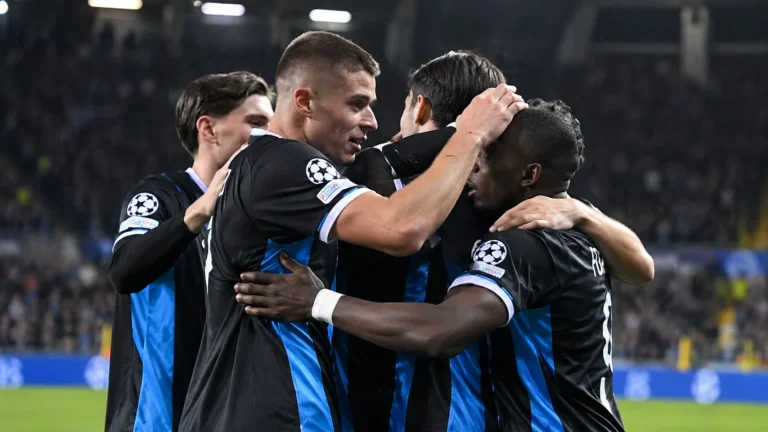Club Brugge-spelers vieren samen op het veld tijdens een Europese avondwedstrijd.