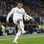 Kylian Mbappé in het witte tenue van Real Madrid tijdens een wedstrijdmoment.