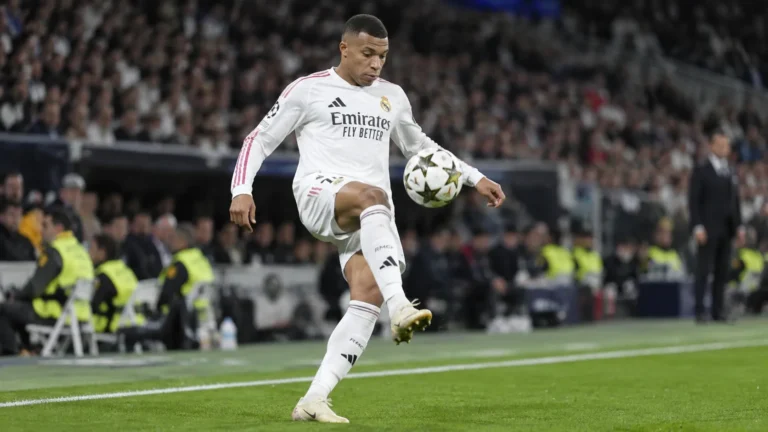 Kylian Mbappé in het witte tenue van Real Madrid tijdens een wedstrijdmoment.