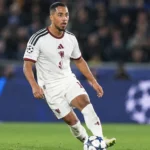 Youri Tielemans in actie in het witte shirt van Manchester United tijdens een voetbalwedstrijd.