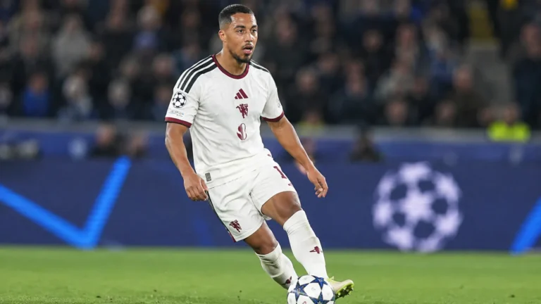 Youri Tielemans in actie in het witte shirt van Manchester United tijdens een voetbalwedstrijd.