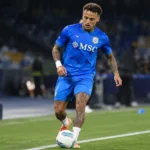 Noa Lang in het blauwe Napoli-tenue tijdens de warming-up op het veld.